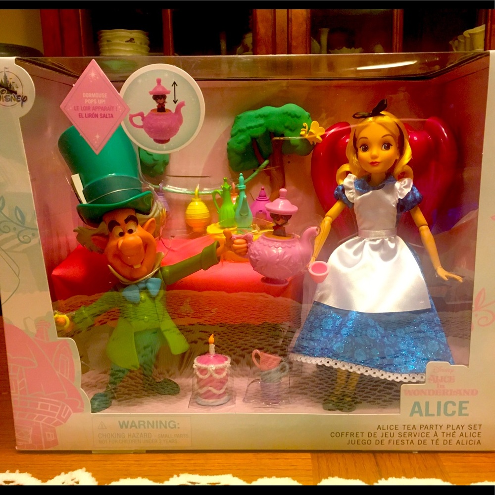 Beautiful Alice in Wonderland Tea Party Set